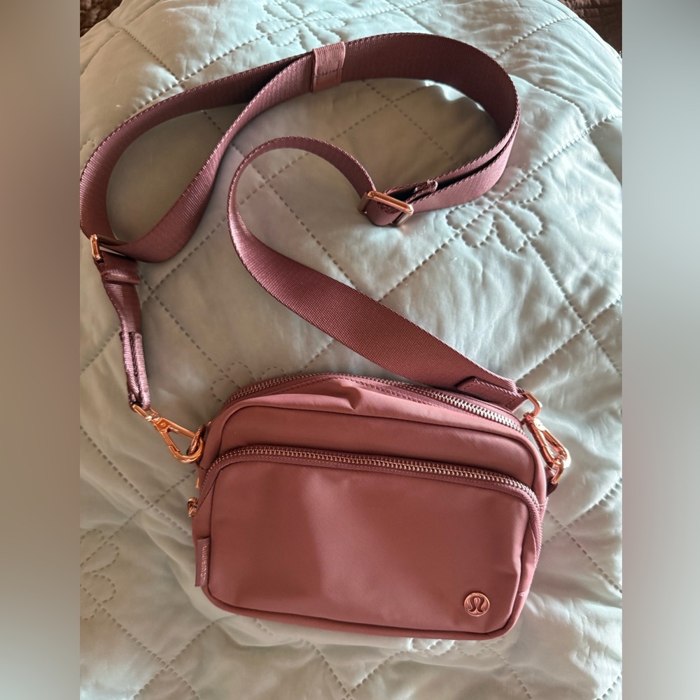 Lululemon Everywhere Crossbody Bag 2L
Metal Hardware